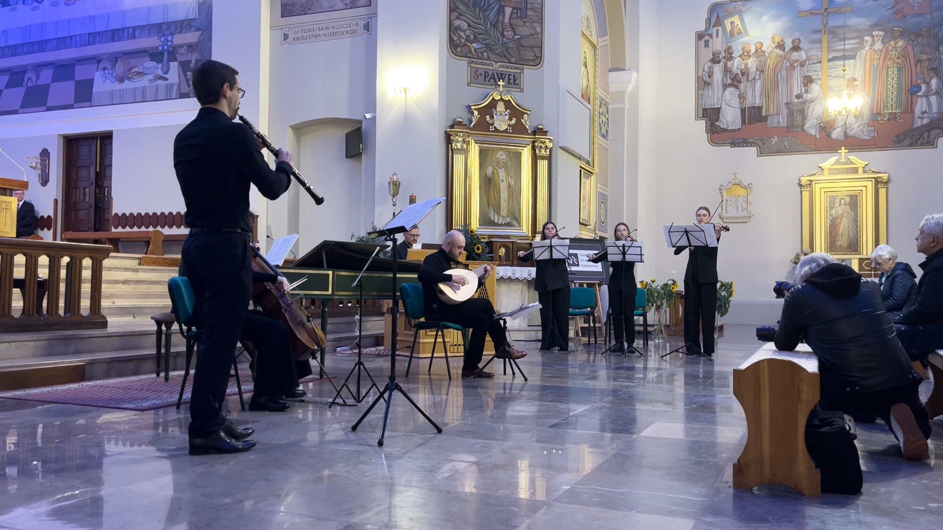 Mateusz Murawski grający na lutni podczas festiwalu muzyki dawnej
